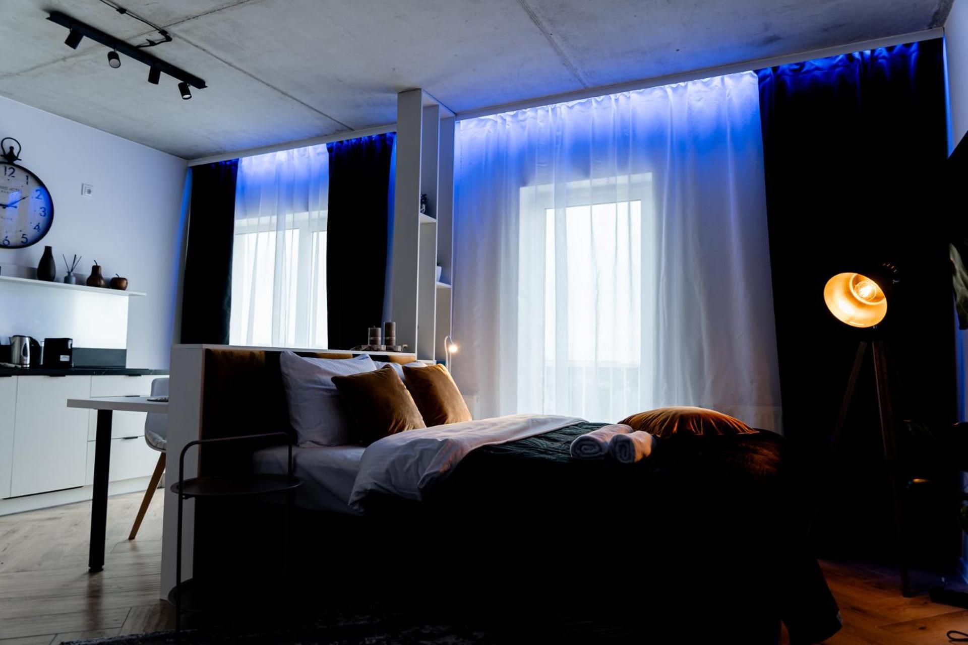 Apartment Hop & Lulu Delux